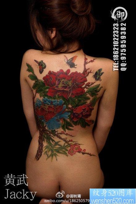 点击大图看下一张：女人后背时尚精美的牡丹花纹身图片