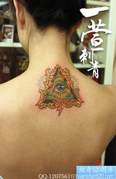 点击大图看下一张：女人背部好看的彩色全知之眼纹身图片