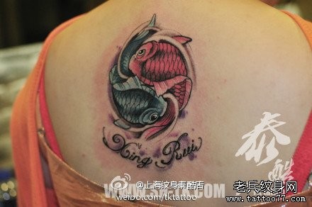 点击大图看下一张：女人后背时尚精美的小鲤鱼纹身图片