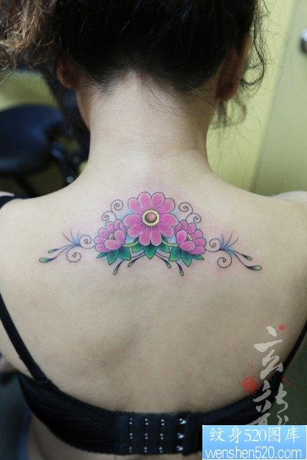 点击大图看下一张：美女背部好看潮流的花卉纹身图片