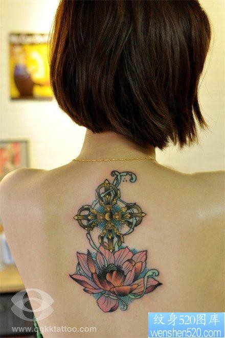 点击大图看下一张：女人后背漂亮精美的莲花金刚杵纹身图片