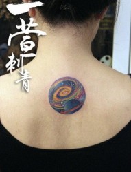 女人后背漂亮的小星空纹身图片