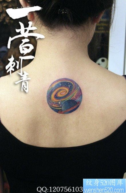 点击大图看下一张：女人后背漂亮的小星空纹身图片