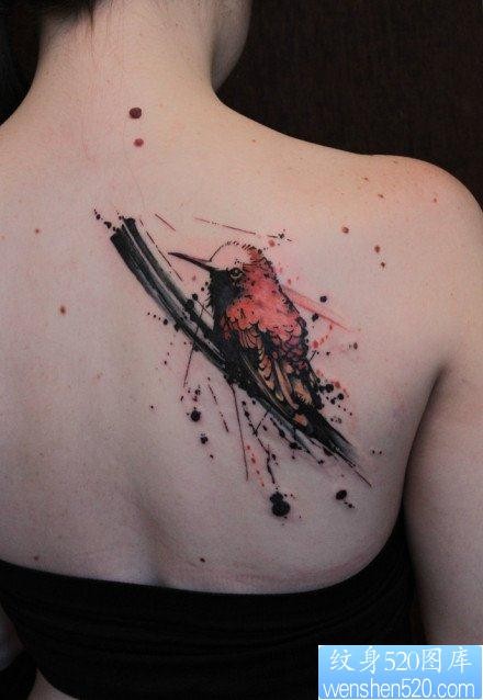 点击大图看下一张：女人后背时尚漂亮的水墨蜂鸟纹身图片