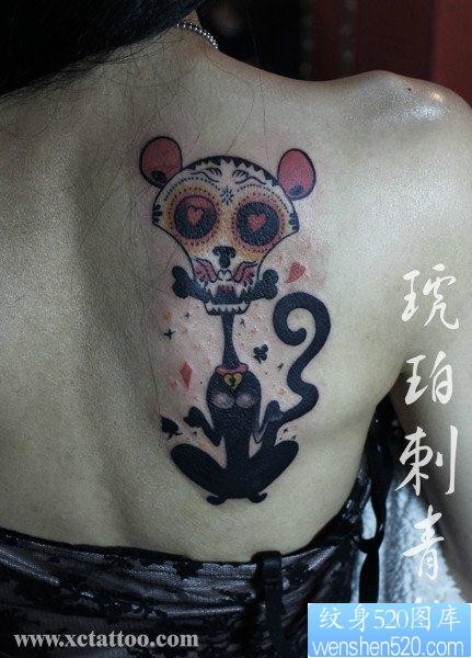点击大图看下一张：女人后背时尚另类的猫咪纹身图片