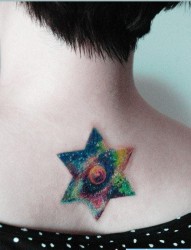 女人后背漂亮的星空六芒星纹身图片