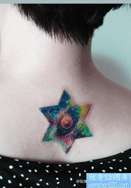 点击大图看下一张：女人后背漂亮的星空六芒星纹身图片