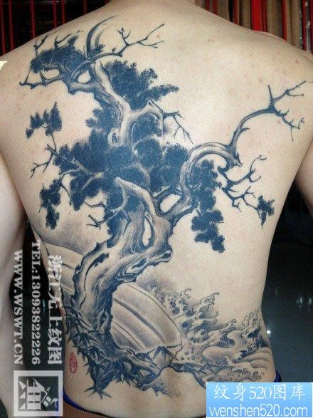点击大图看下一张:男生后背经典时尚的满背智慧树纹身图片
