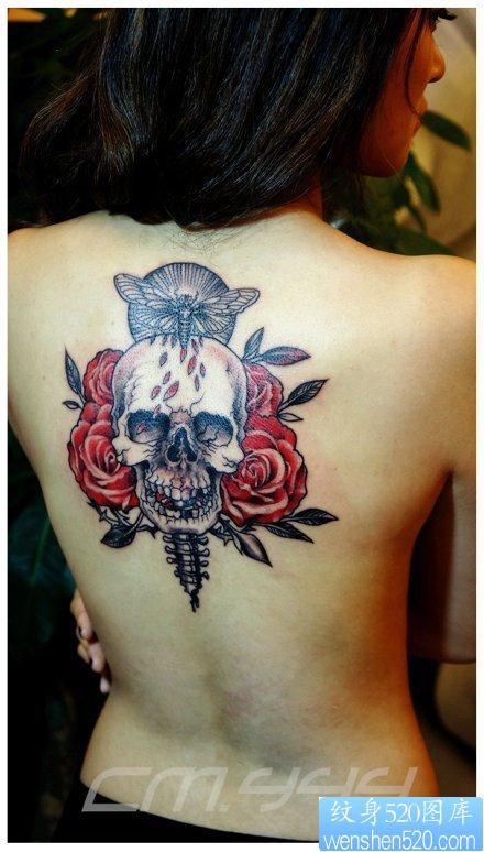 点击大图看下一张：女人后背潮流时尚的玫瑰与骷髅纹身图片