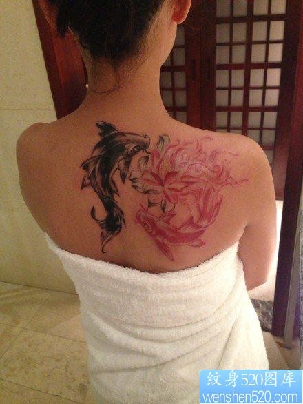 点击大图看下一张：美女后背漂亮好看的写意莲花鲤鱼纹身图片