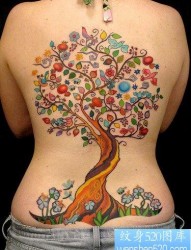一幅个性的满背彩色树纹身图片