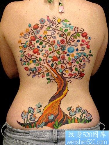 点击大图看下一张：一幅个性的满背彩色树纹身图片