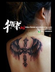 女人肩背小巧潮流的蝙蝠纹身图片