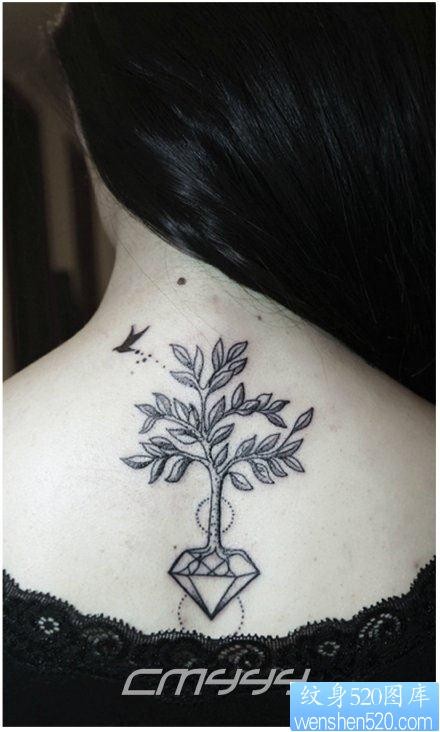 点击大图看下一张：女人后背潮流时尚的小树纹身图片