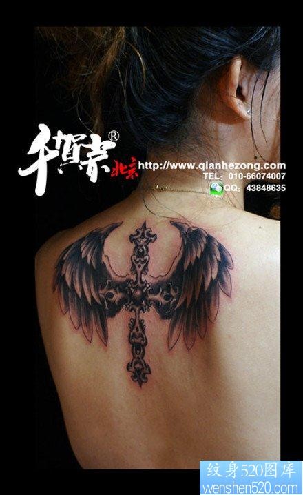 点击大图看下一张：女人手臂时尚经典的十字架翅膀纹身图片