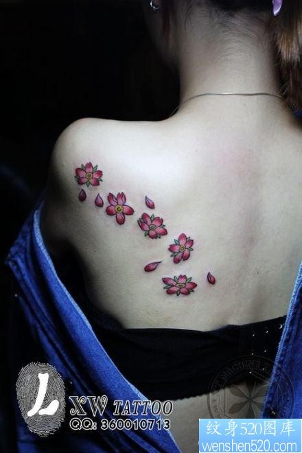 点击大图看下一张：美女背部小巧好看的樱花纹身图片