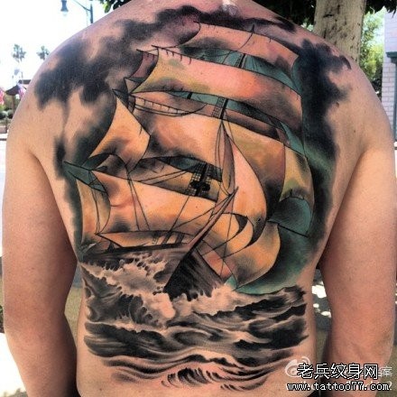 点击大图看下一张：男生后背潮流超酷的满背帆船纹身图片