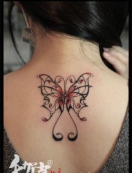 女人后背时尚小巧的蝴蝶纹身图片