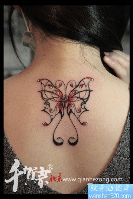 点击大图看下一张：女人后背时尚小巧的蝴蝶纹身图片