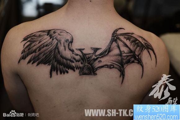 点击大图看下一张：男生背部天使与恶魔翅膀纹身图片