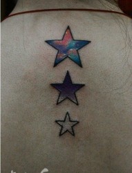 女人后背潮流的星空五角星纹身图片