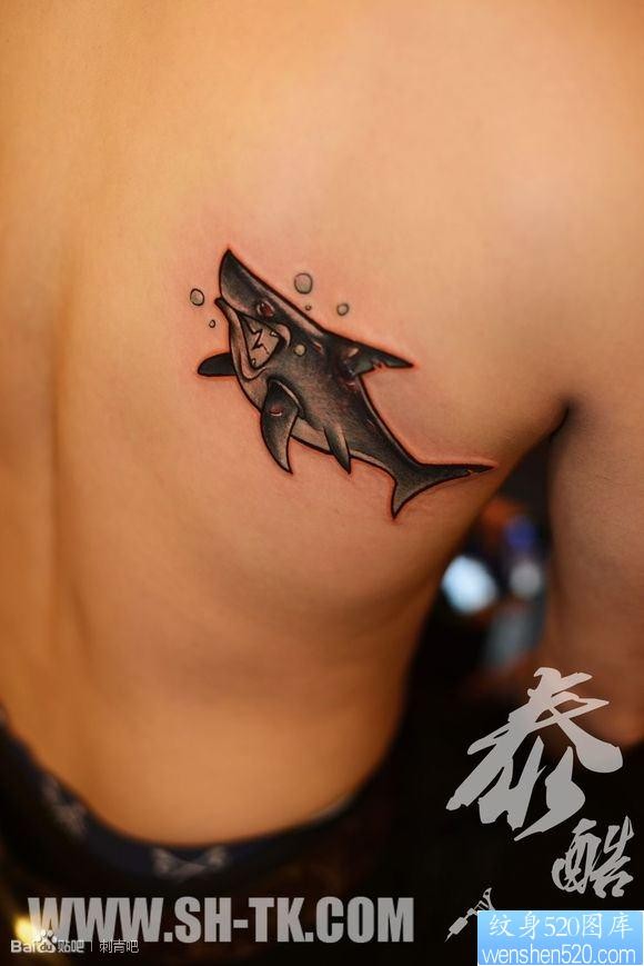点击大图看下一张：背部个性鲨鱼面具纹身图片