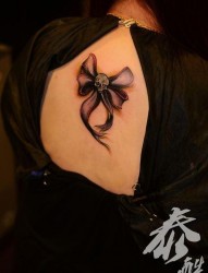 女人背部好看骷髅蝴蝶结纹身图片