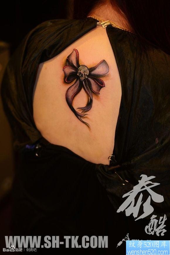 点击大图看下一张：女人背部好看骷髅蝴蝶结纹身图片