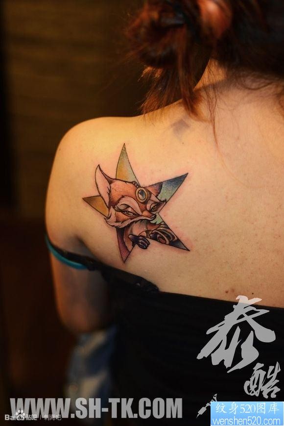 点击大图看下一张：女人背部可爱狐狸和五角星组合纹身图片