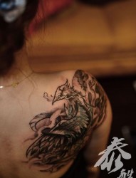 背部个性凤凰纹身图片