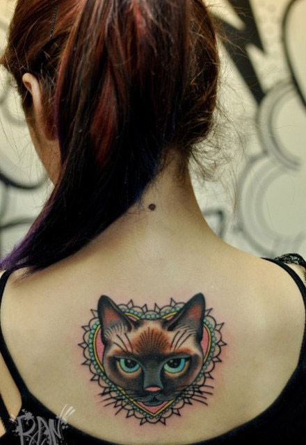 点击大图看下一张：背部可爱小猫纹身图片由纹身520图库推荐图3
