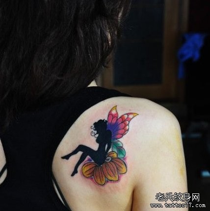 点击大图看下一张：肩部彩色天使纹身图片由纹身520图库推荐