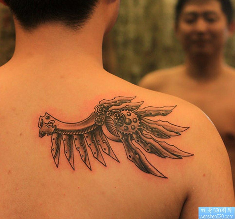 点击大图看下一张：纹身520图库推荐一幅背部机械翅膀纹身图片