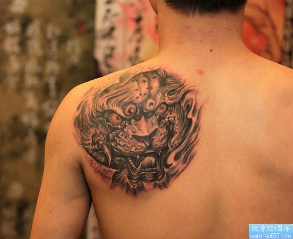 点击大图看下一张：一幅背部唐狮子纹身图片由纹身520图库推荐