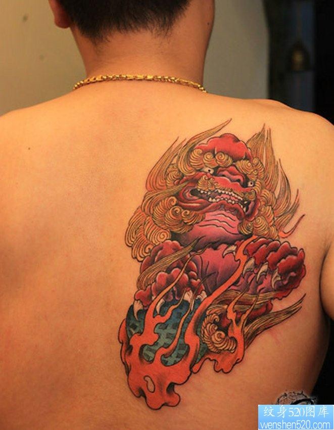 点击大图看下一张：纹身520图库推荐一幅背部彩色唐狮子纹身图片