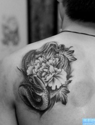 纹身520图库推荐一幅女人背部玫瑰花面具纹身图片