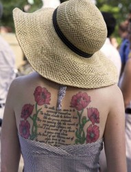 一幅背部玫瑰花字母纹身图片由纹身520图库推荐