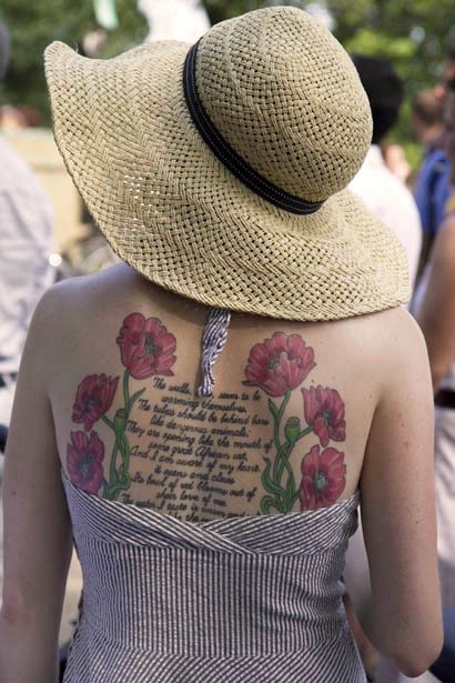 点击大图看下一张：一幅背部玫瑰花字母纹身图片由纹身520图库推荐