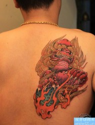 一幅彩色背部唐狮子纹身图片由纹身520图库推荐