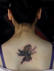 纹身520图库推荐一幅女人背部天使文身图片