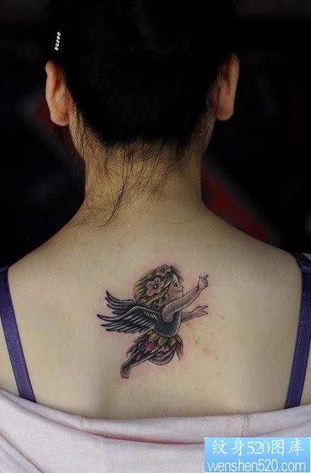 点击大图看下一张：纹身520图库推荐一幅女人背部天使文身图片