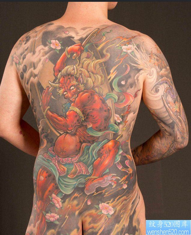 点击大图看下一张：推荐一幅新传统经典满背纹身图片