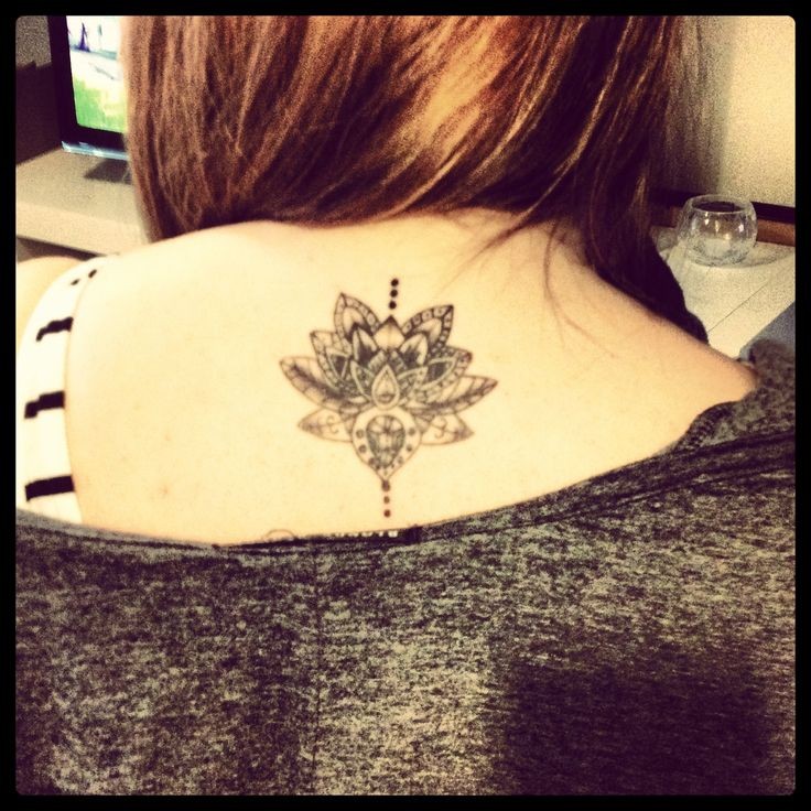 点击大图看下一张：背部漂亮的莲花纹身