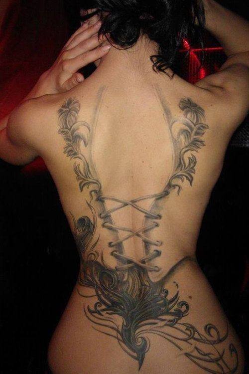 点击大图看下一张：背部漂亮性感的花纹图案纹身