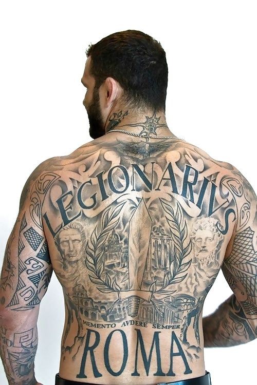 点击大图看下一张：男士后背大气的纹身，含英文字母