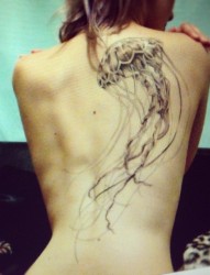 女性背部一只游动的水母纹身图案