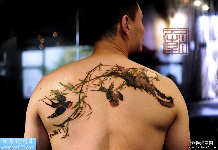 点击大图看下一张：背部一幅春柳双燕纹身作品