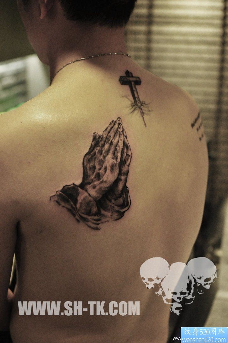 点击大图看下一张：男生背部佛手十字架纹身图片