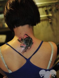 女人背部个性彩色莲花纹身图片