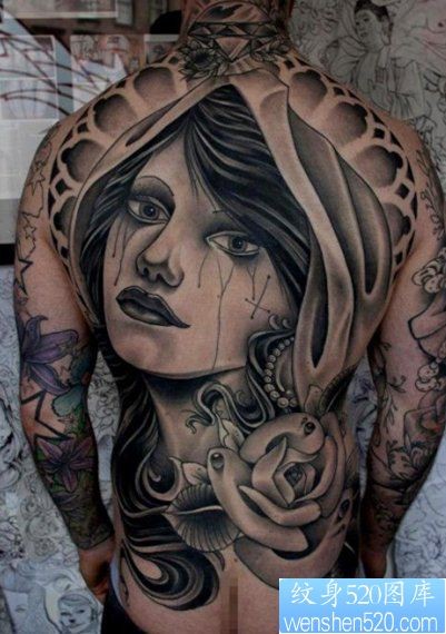 点击大图看下一张：一幅欧美满背女性纹身图片